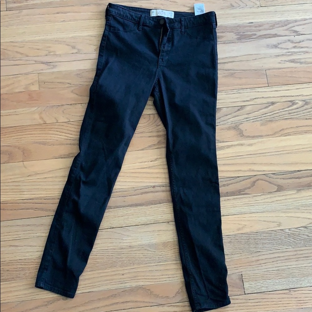 Black High Rise Hollister jeans.